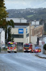 Feuerwehrfahrzeuge bei Übung in Ennepetal vor Industriegebäude