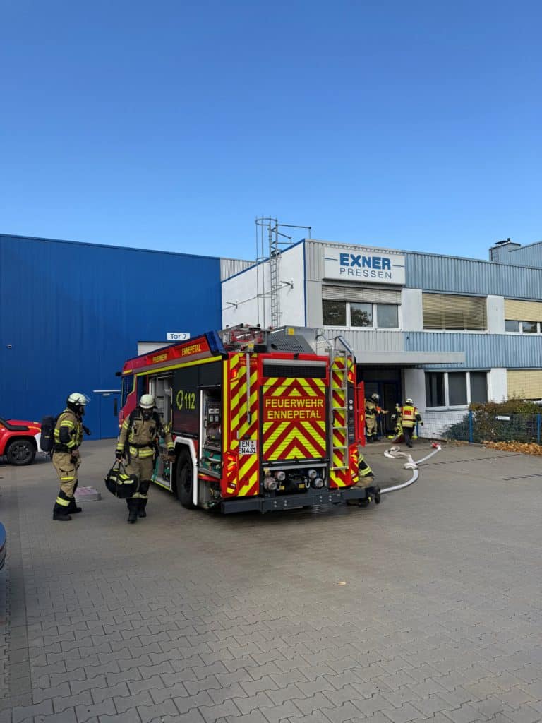 Feuerwehrfahrzeug mit Schlauchleitung vor EXNER Pressentechnologie
